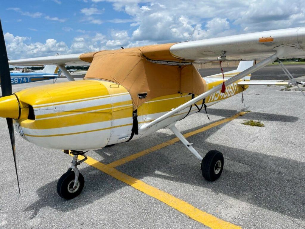 1972 Cessna 150L trainer aircraft [equipped wih rare skylights]